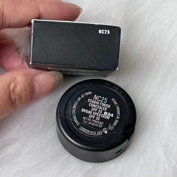 MAC Studio Finish Concealer SPF35~NC25~Full Size 7 g/0.24 oz - Picture 4 of 4